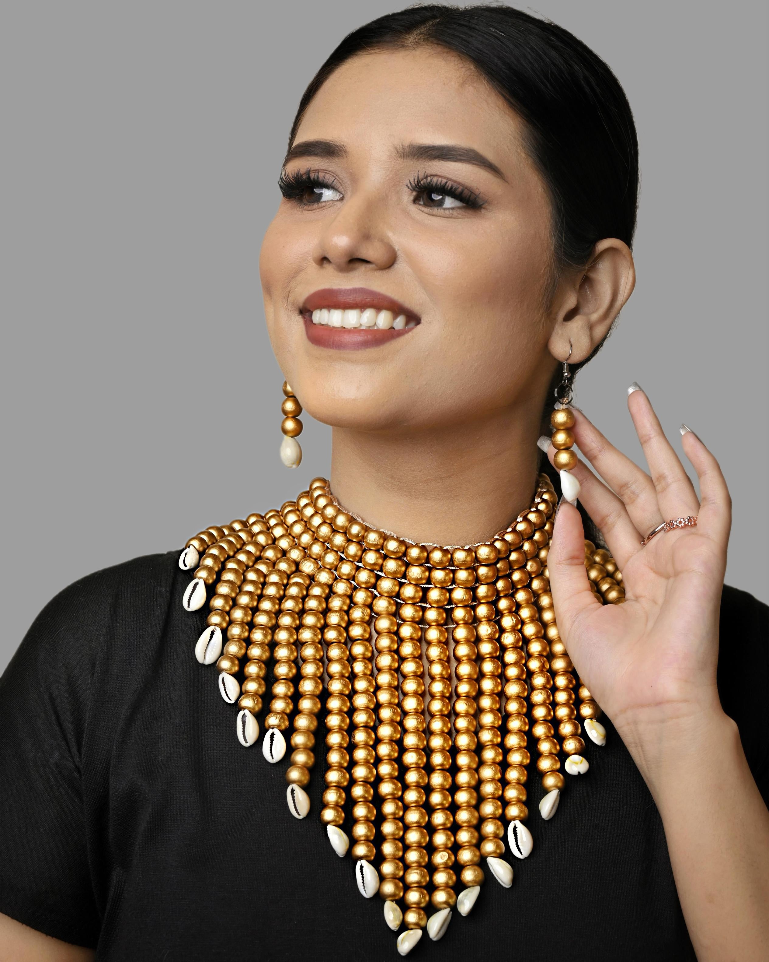 Beads With Shell Neck Set