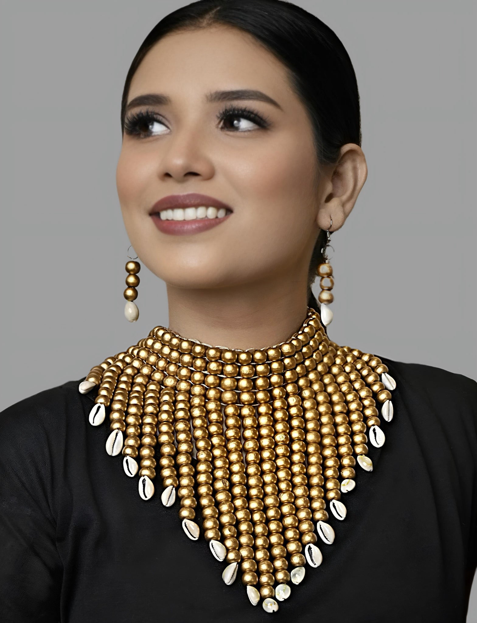 Beads With Shell Neck Set
