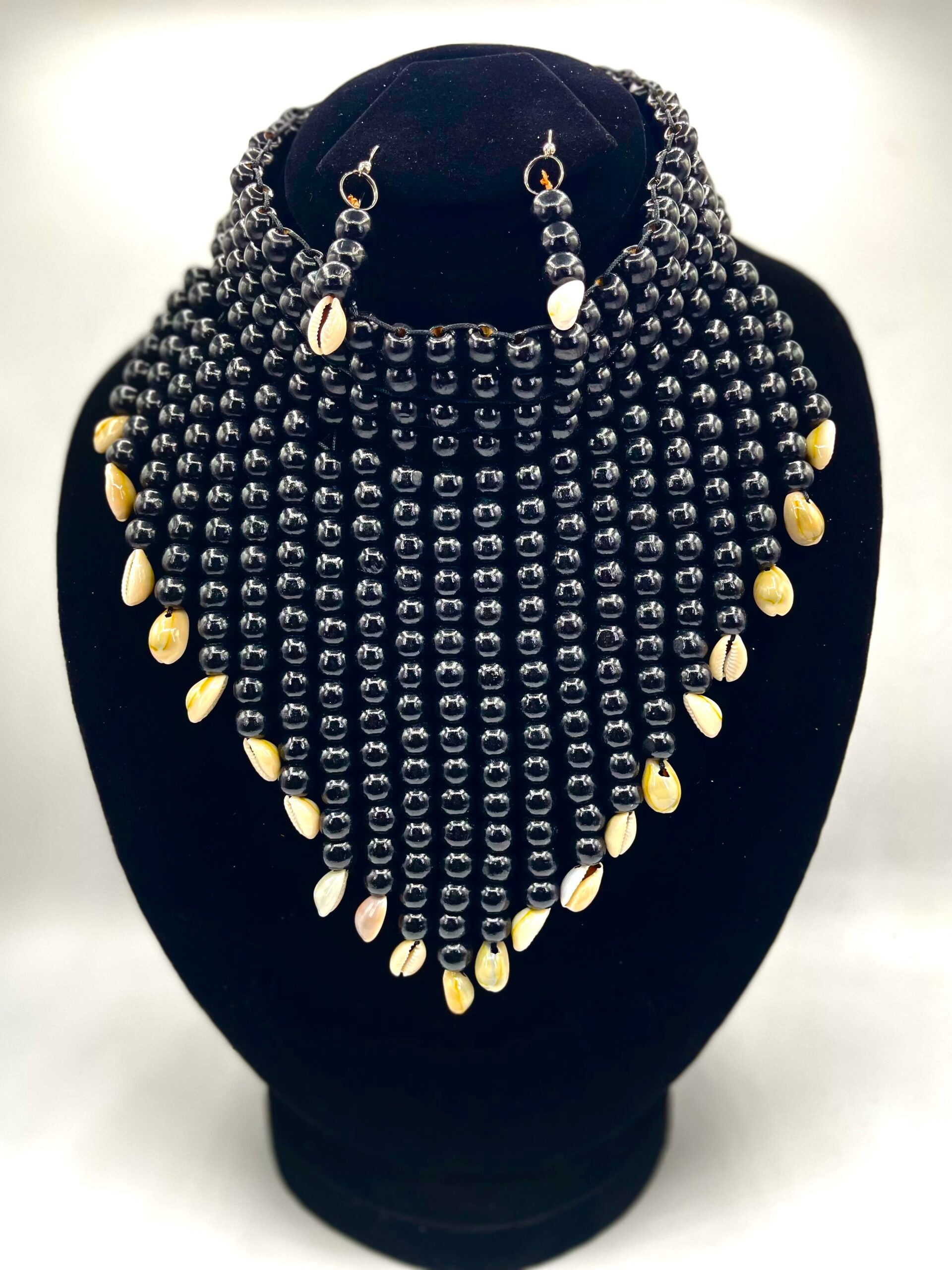 Beads With Shell Neck Set